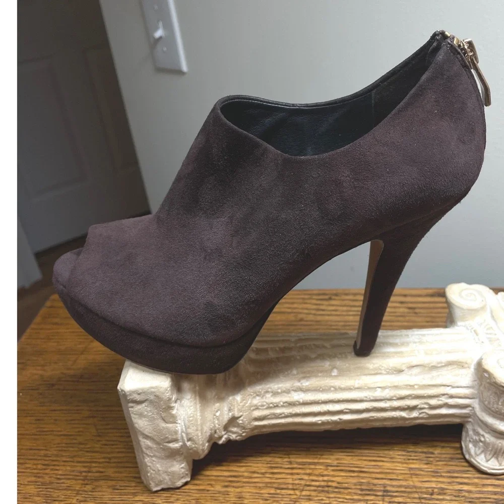 Vince Camuto Dark Brown Suede Peep Toe Platform Booties Gold Back Zip Heels 9B * - Picture 13 of 16